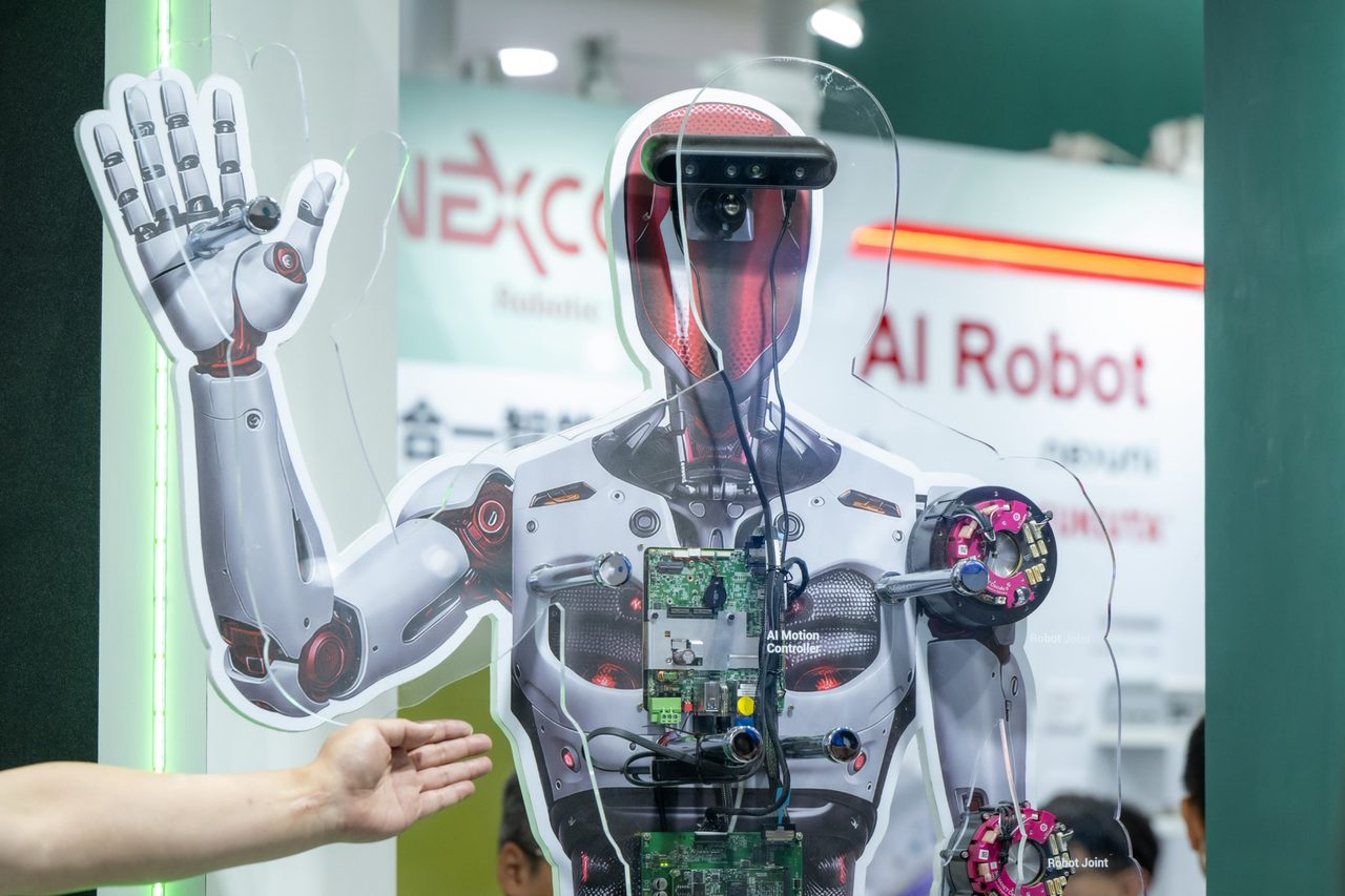 Um painel exibindo a anatomia de um robô com IA em uma feira de tecnologia.