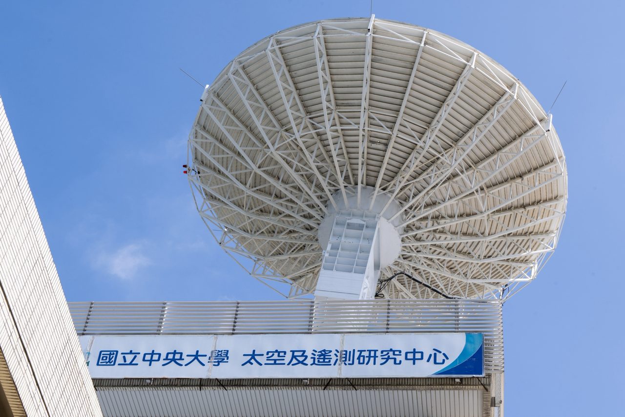 Vista em ângulo baixo de uma grande antena parabólica de rádio sob um céu azul limpo.