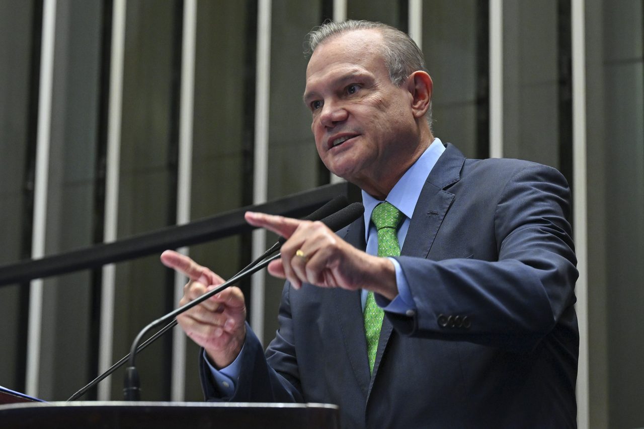 Homem de terno e gravata verde discursando em um púlpito. Na foto: Wellington Fagundes.